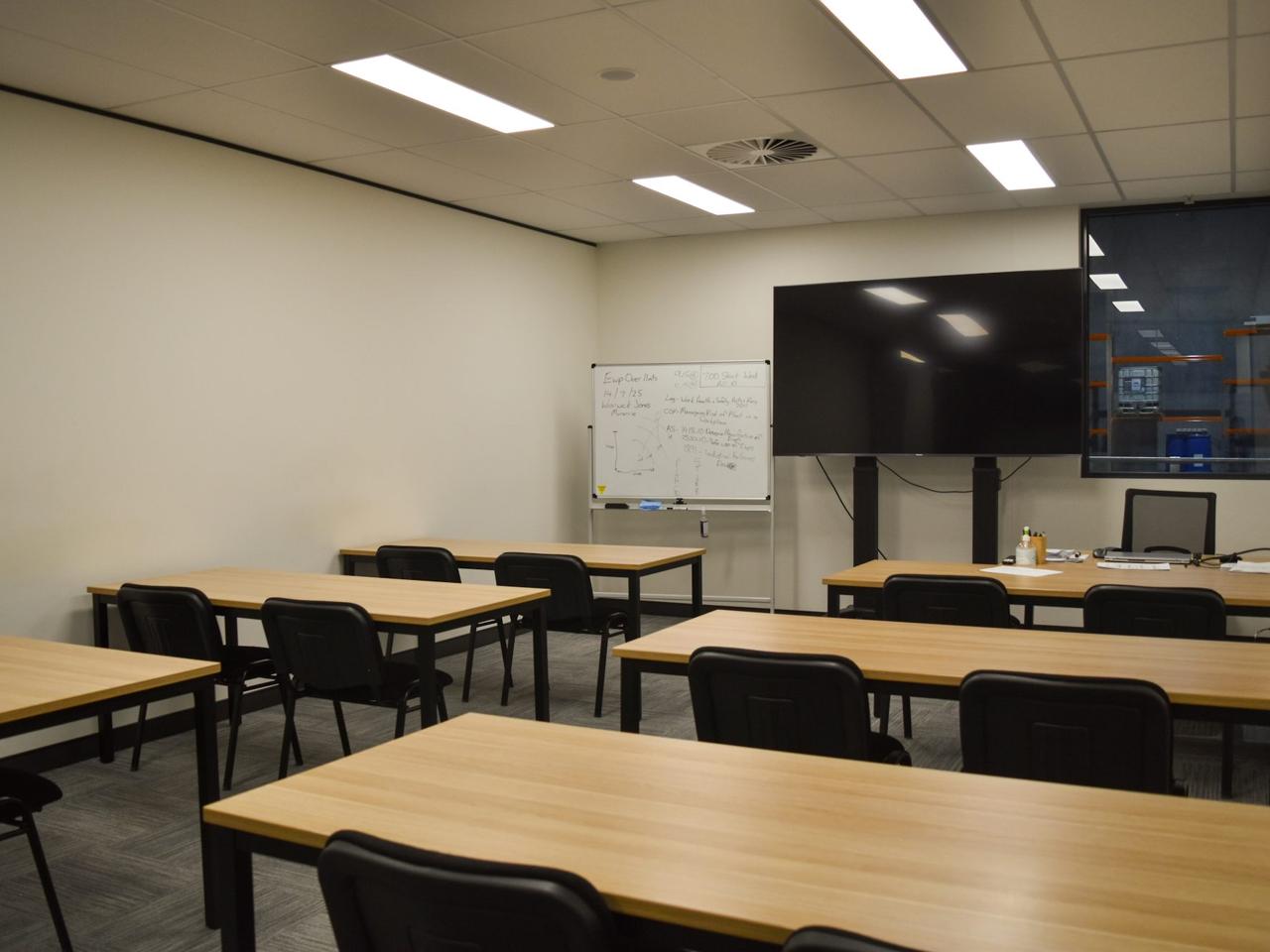 云教务如何设计智能排课的课程基础数据管理，支持设置名称、代码、类型（线上课、线下课、1对1、班课、主科、副科、必修课、选修课）、颜色标签等